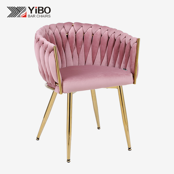 गुलाबी जेवणाच्या खुर्च्या